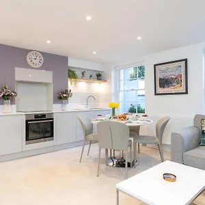 Stunning 2 Bed Basement Flat In The Heart Of Cheltenham! Cheltenham